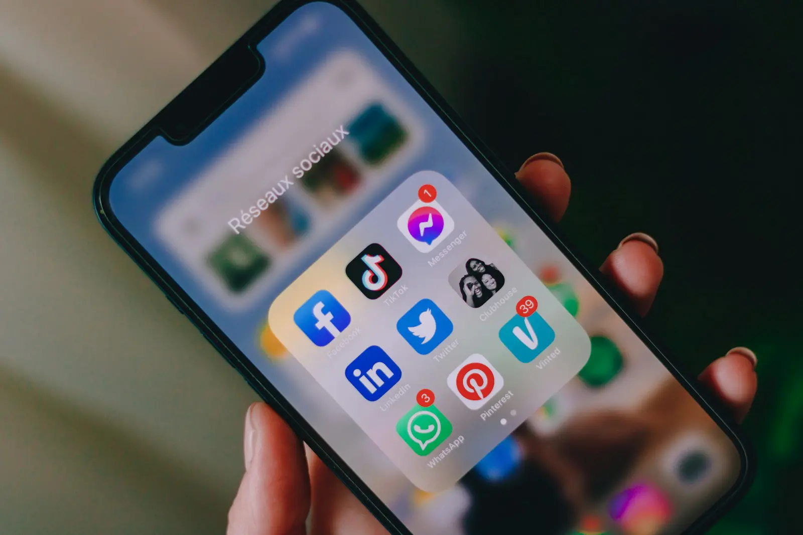 Comment les agences s'adaptent-elles aux changements constants des réseaux sociaux