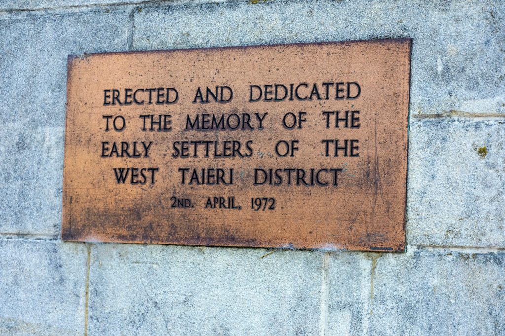 erreur Les erreurs courantes à éviter lors du nettoyage d'une plaque funéraire en bronze